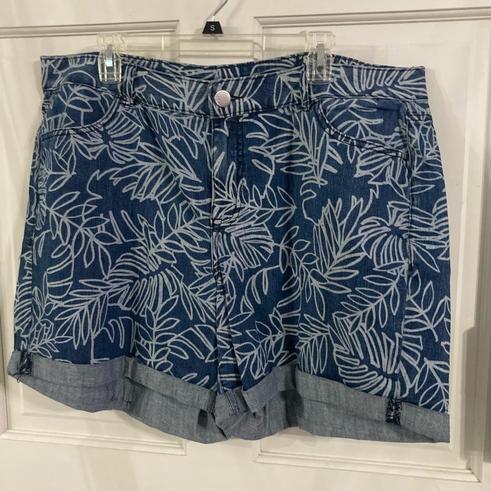 Cute floral shorts